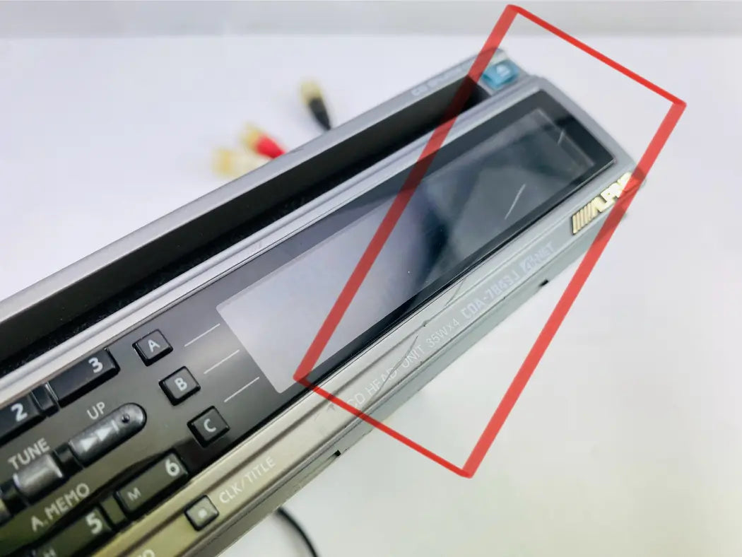 Alpine CDA-7843J front display lens scratches close-up