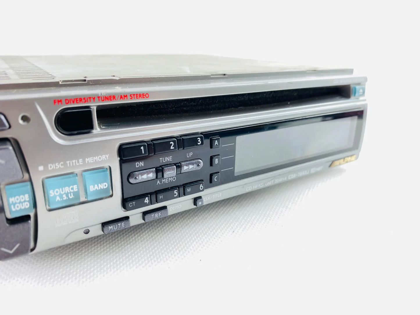 Alpine CDA-7843J front control buttons and FM diversity tuner marking