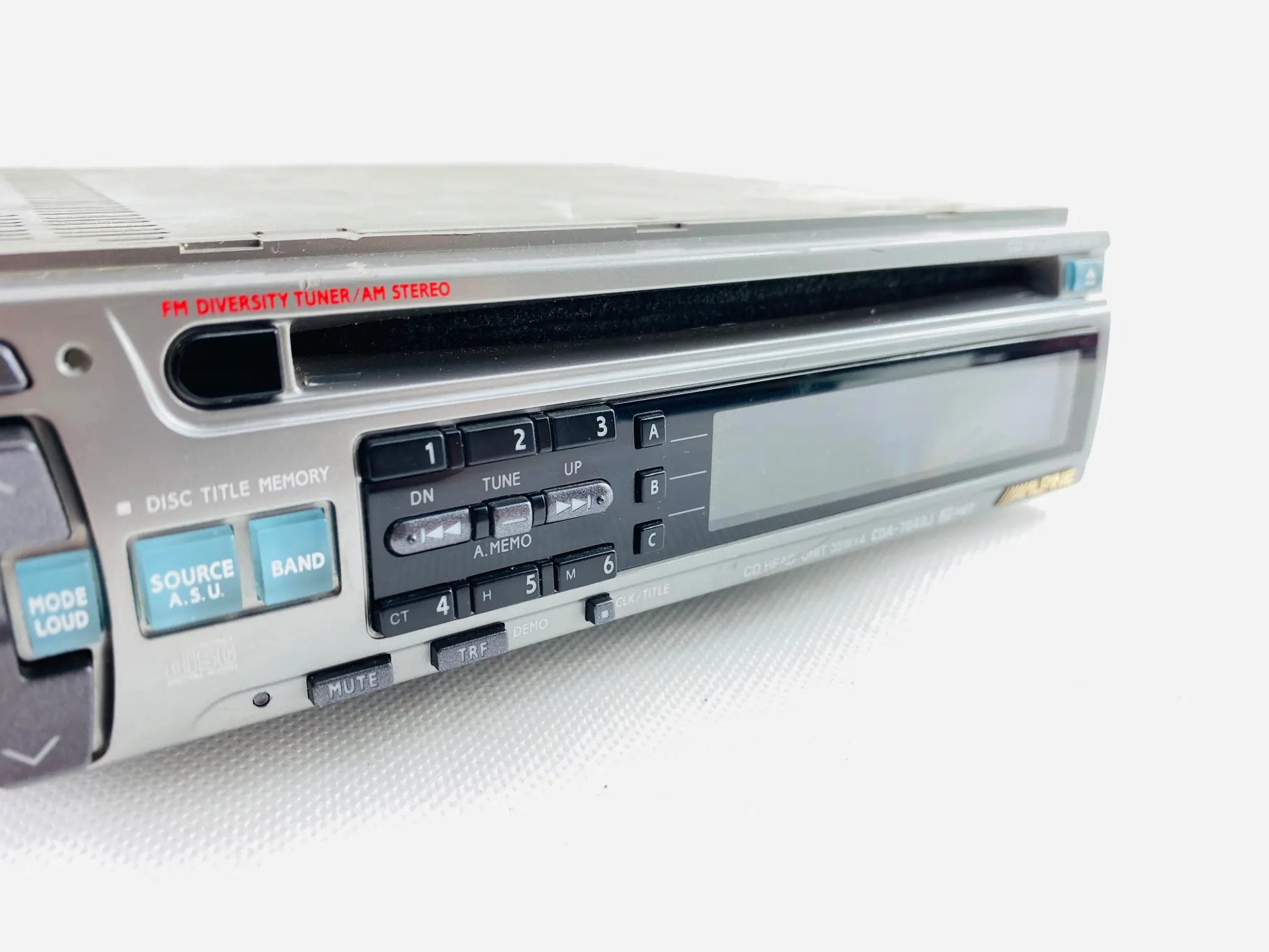 Alpine CDA-7843J front control buttons and FM diversity tuner marking