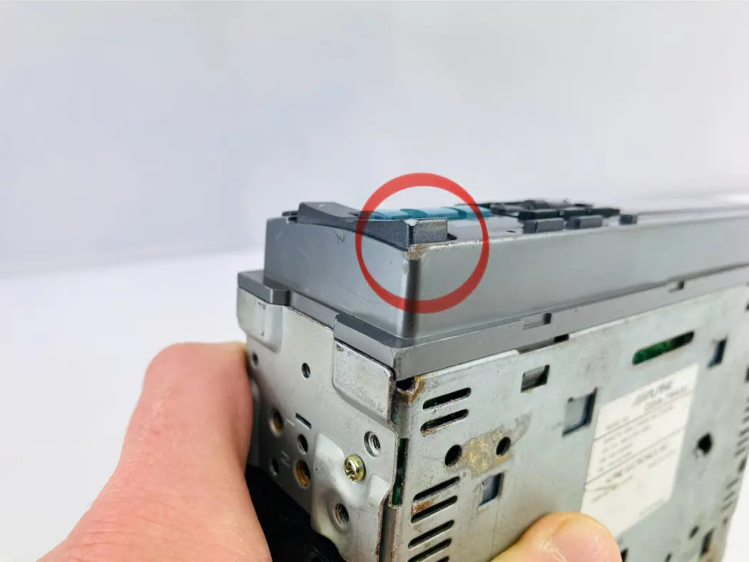 Alpine CDA-7843J front panel corner plastic crack detail