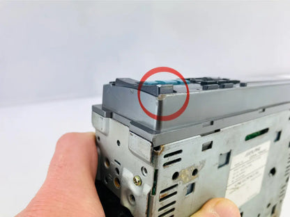 Alpine CDA-7843J front panel corner plastic crack detail