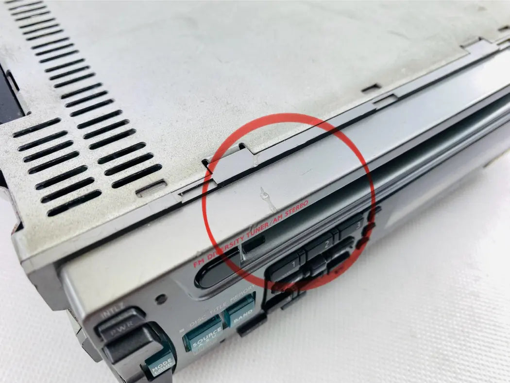 Alpine CDA-7843J top metal casing corrosion detail