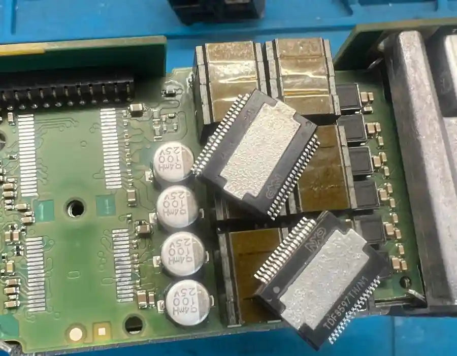 VW Audi Harman MMI TDF8597 amplifier chips removed from PCB during navigation unit repair